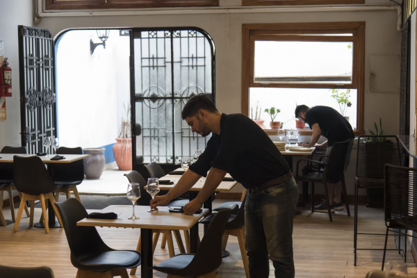 La historia desconocida del club que fundaron 43 inmigrantes y que esconde un renovado restaurante