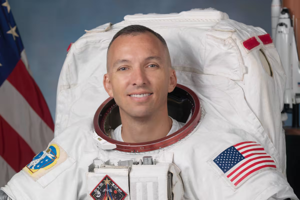 Quién es Randy “Komrade” Brenisk, el astronauta con más de 30 horas de caminatas espaciales que comandará Artemis III