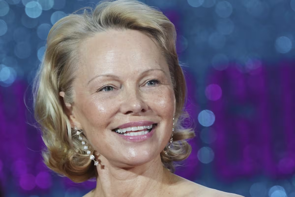 Pamela Anderson, alejada de su imagen de sex symbol, habló sobre su “arriesgada” nueva película y sus ganas de ser abuela