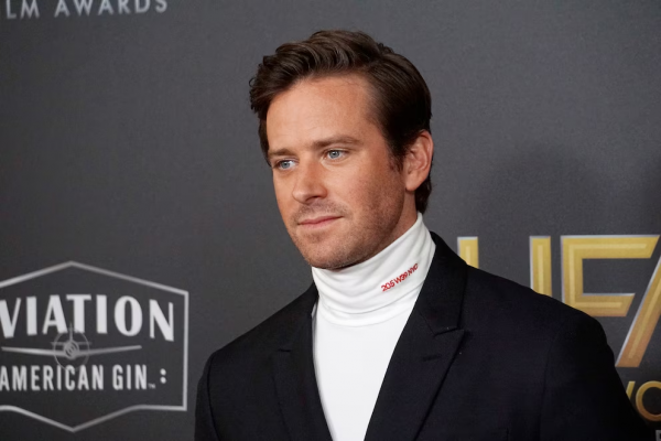 Regresa el actor cancelado por mensajes sobre canibalismo con una película ‘antimigración’ vetada en Alemania: “Es repugnante”