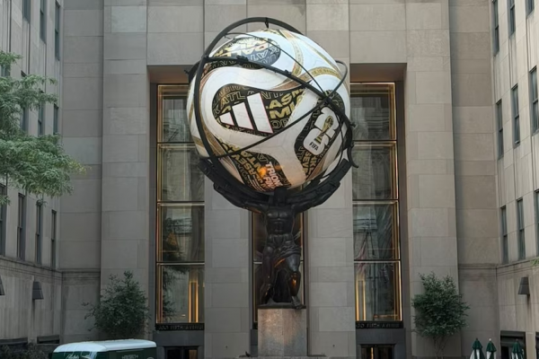 Por qué una réplica monumental del balón del Mundial apareció dentro de una icónica escultura Art decó de Manhattan