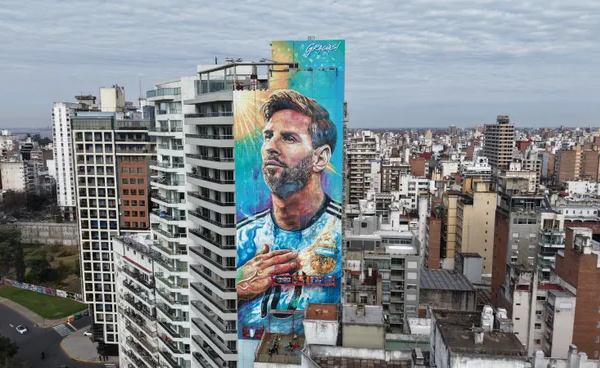 Una camiseta gigante de Messi sobrevoló el cielo de Rosario