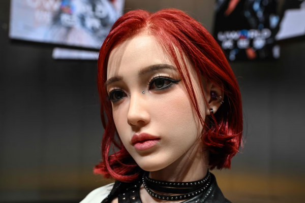 Presentaron un robot humanoide realista para combatir la soledad en el hogar