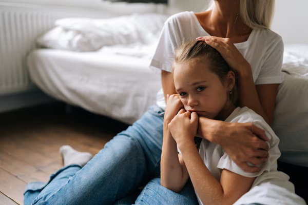 ¿Niños insoportables para los otros? El debate que divide a Francia sobre la crianza de los hijos