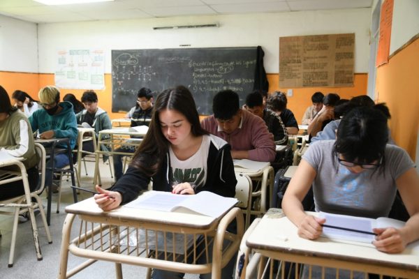 Argentina alcanza un 75% de terminalidad en secundaria, pero queda a mitad de tabla en América Latina