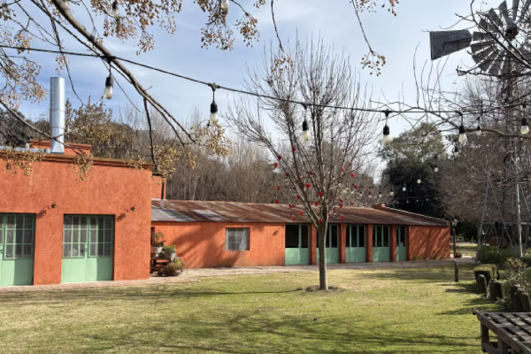 El chef que recorrió el mundo y volvió a su pueblo para montar un restaurante único en una chacra familiar