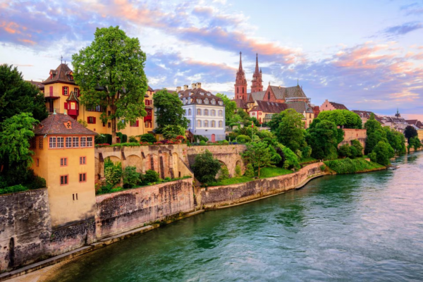 Suiza: el país del chocolate que tiene la mayor cantidad de bunkers por habitante y la tumba de Borges