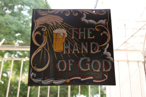 Cómo es The Hand of God, el pub británico oculto en La Isla que rinde homenaje a Messi y a Maradona
