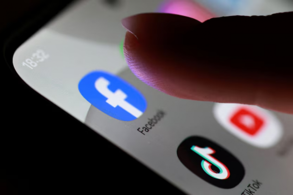 Francia aprobó la ley que prohíbe el uso de redes sociales a menores de 15 años