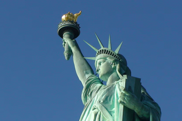 El día que la Estatua de la Libertad fue inaugurada en París antes de ser llevada a Estados Unidos como regalo del Gobierno francés