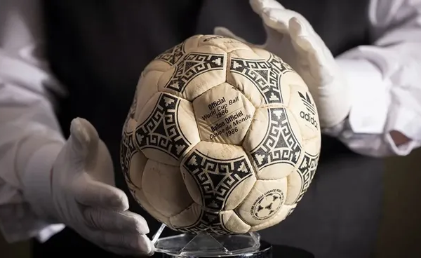 Subastarán la pelota con la que Diego Maradona hizo «La Mano de Dios» y «El Gol del Siglo» ante Inglaterra: esperan cifra récord