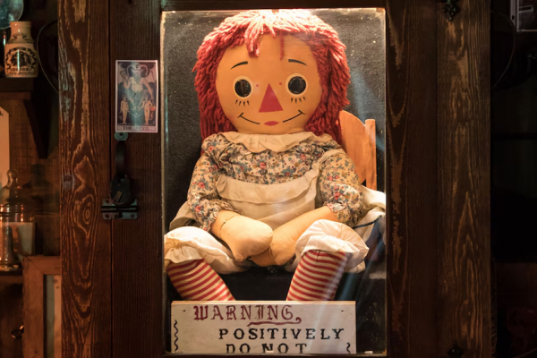 La leyenda de Annabelle, la muñeca que creían poseída y se convirtió en un ícono del terror: del exorcismo a un museo del ocultismo