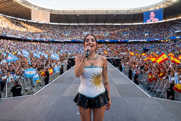 La primera imagen de María Becerra rumbo al Mundial: camiseta argentina, pelota y un guiño a la Selección