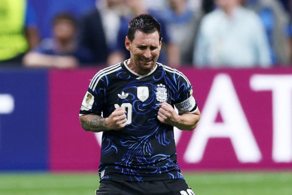 El desahogo de Messi: festejo de rodillas entre lágrimas en el césped y un abrazo íntimo con Scaloni tras la remontada ante Inglaterra