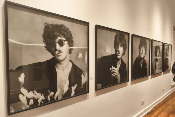 La intimidad de Charly García se retrata en una muestra fotográfica de Hilda Lizarazu, Nora Lezano y Andy Cherniavsky en Vicente López