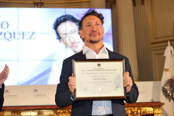La emoción de Nico Vázquez en el acto que lo declaró Personalidad destacada de la cultura