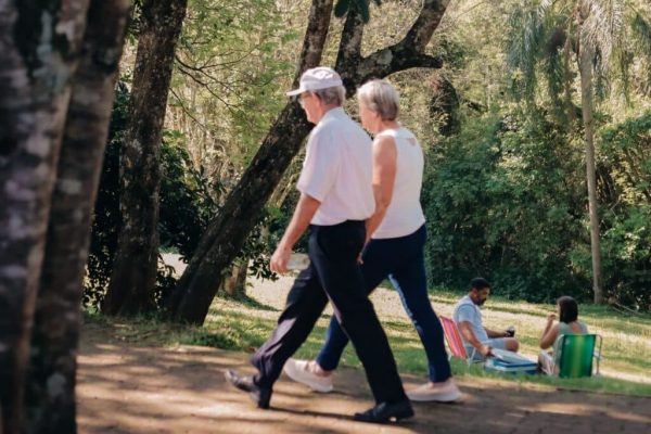 Los caminantes rápidos de 80 años tienen la mitad del riesgo de deterioro cognitivo
