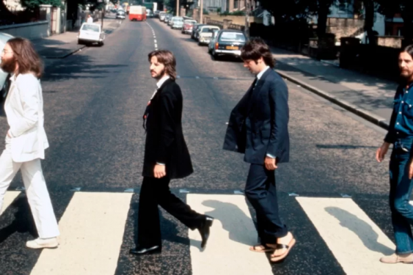 Los actores de la biopic de The Beatles fueron captados recreando la legendaria portada de “Abbey Road” en Londres