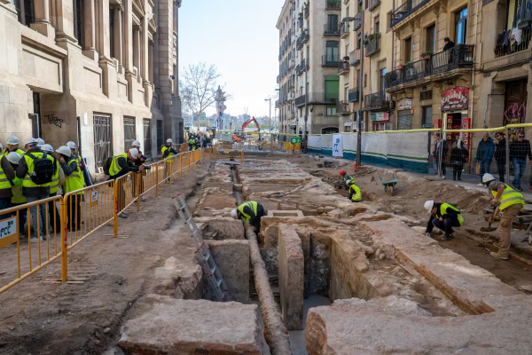 En Barcelona, arreglaban una calle y se encontraron con un valioso tesoro de los tiempos medievales debajo del asfalto