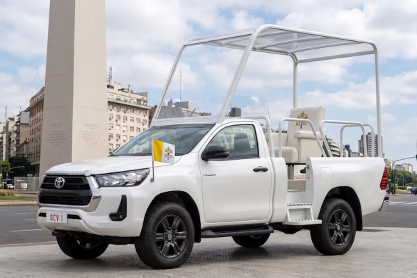 Papamóvil argentino: cuál es el auto local que preparan para transportar al León XIV en su visita al país