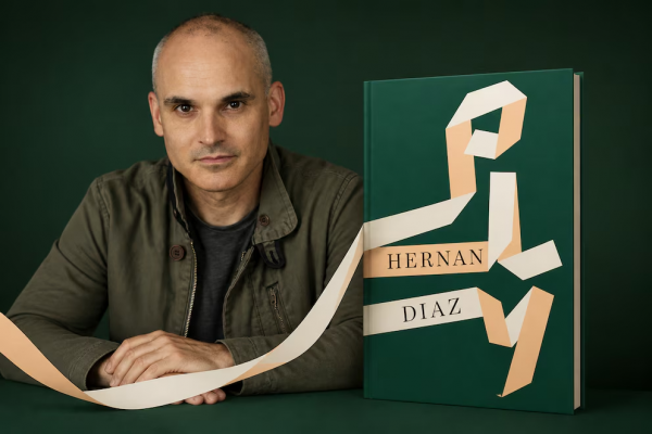 The Times pondera la nueva novela de Hernán Díaz y lo compara con Dickens, aunque señala que llega tarde a sus mejores ideas