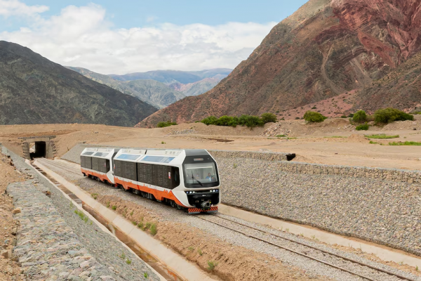 El primer tren eléctrico de América Latina está en la Argentina y recorre seis pueblos de Jujuy: así funciona el Solar de la Quebrada