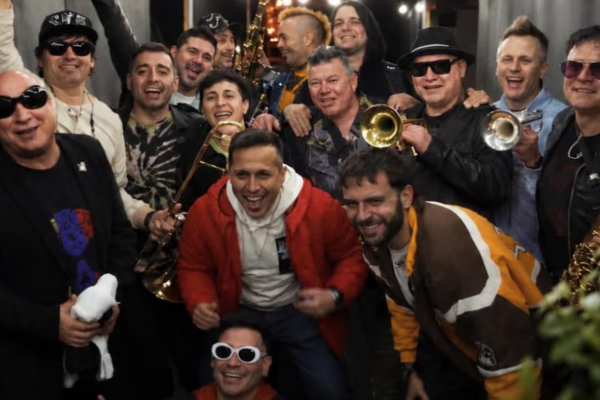 La Mosca presentó “Baila para mí”, una versión junto a Los Caligaris grabada en vivo