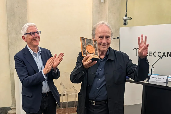 Joan Manuel Serrat recibió en Roma el Premio Salvador Allende por su defensa de la democracia