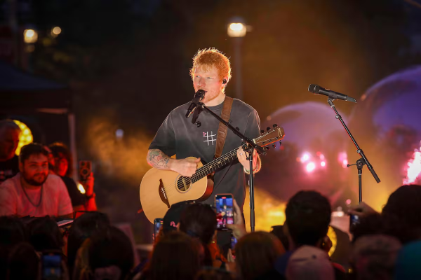 Ed Sheeran enfrenta una crisis en su gira tras la exclusión de uno de sus músicos por apoyar a Palestina