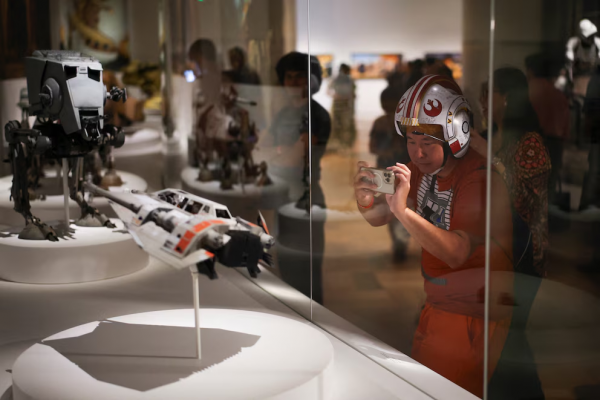 El “templo del arte para la gente”: George Lucas abrió su museo con un caza estelar en la entrada, Frida Kahlo en las paredes y una legión de fanáticos de ‘La guerra de las galaxias’