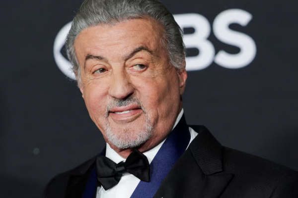 Sylvester Stallone desnuda sus heridas a los 80: crisis de ansiedad, padres violentos y la razón por la que nunca buscó terapia
