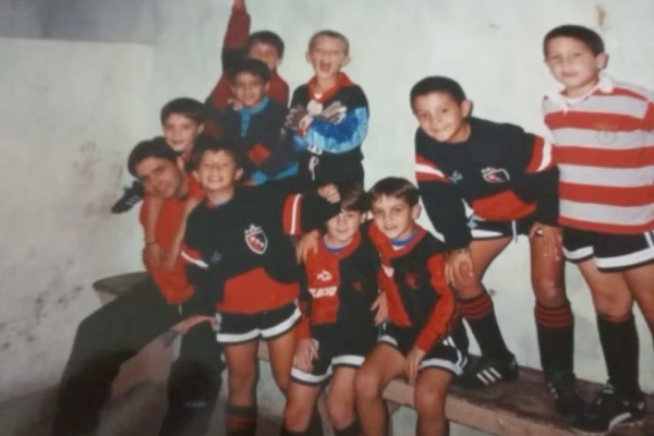 Revelaron fotos inéditas de la infancia de Messi tras su retiro de la selección argentina: el sentido mensaje de uno de sus amigos