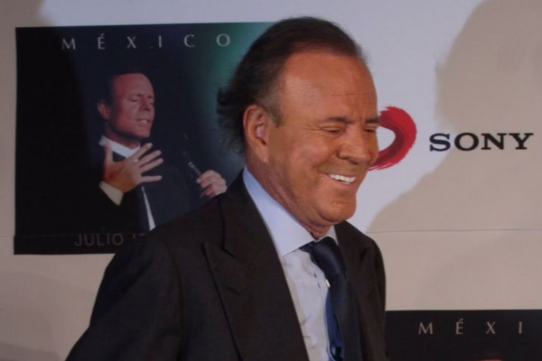 Julio Iglesias recibe revés legal en España: Tribunal Supremo rechaza demanda contra Yolanda Díaz