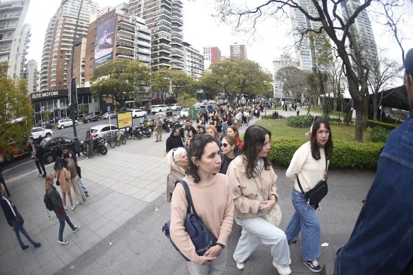 “Fridamanía” en el MALBA: una multitud, en la muestra en homenaje que por primera vez trae los objetos personales de Kahlo a Sudamérica