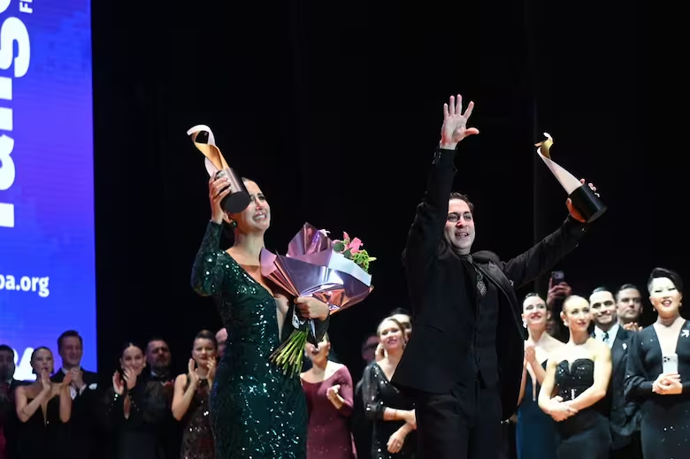 Una pareja de Córdoba es la nueva campeona mundial de Tango de Pista: ella es griega y él cordobés Una pareja de Córdoba es la nueva campeona mundial de Tango de Pista: ella es griega y él cordobés