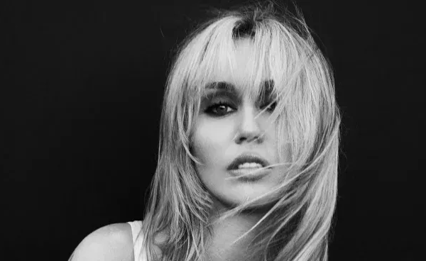 Miley Cyrus anunció el lanzamiento de «Bass Persuades», su décimo álbum de estudio