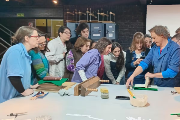 El arte de la encuadernación: la escuela argentina de la Biblioteca Nacional ganó el primer premio de la Bienal en Francia