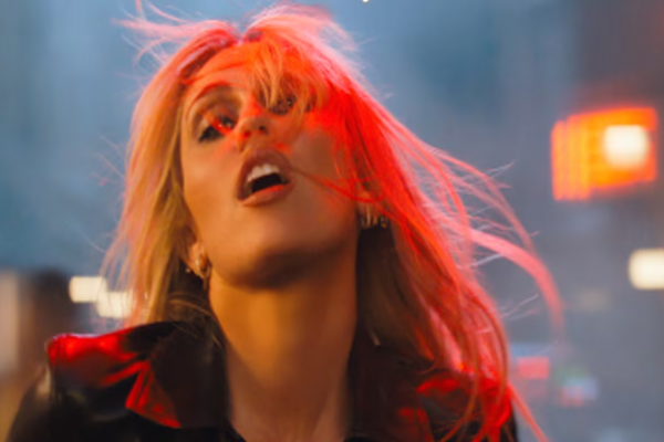 Miley Cyrus lanzó “Bass Persuades” y pone al mundo a bailar