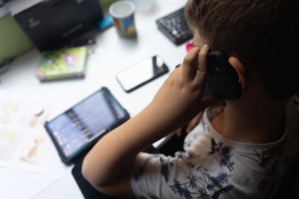 La Unión Europea busca restringir el acceso a redes sociales a menores de 15 años