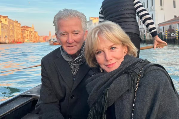 La historia de amor de Patrick Duffy: pasó meses hablando por zoom con la mujer de su vida antes del primer beso