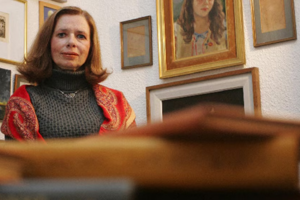 La escritora Alina Diaconú, nombrada Chevalière de la Orden de las Artes y las Letras de Francia