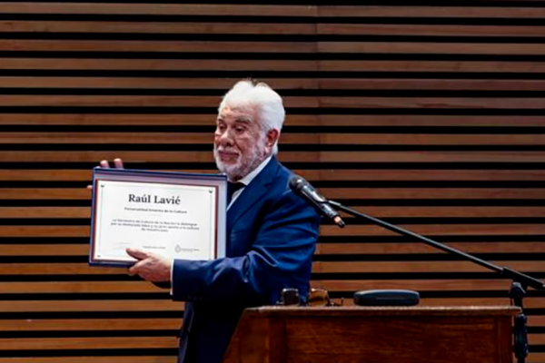 “La música y la actuación han sido mi vida”: Raúl Lavié recibió la máxima distinción cultural y celebró sus 75 años de trayectoria