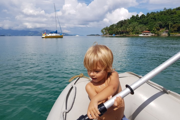 Dejaron todo para vivir en el mar: criaron a sus hijos en un velero y llevan ocho años recorriendo el mundo