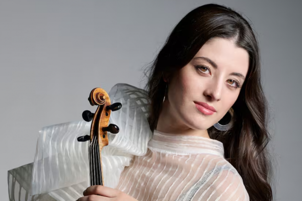 María Dueñas, la extraordinaria violinista española de 23 años que hoy actuará por primera vez en el Teatro Colón