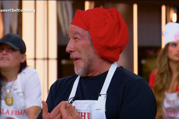 Quién fue el primer eliminado de MasterChef Celebrity por un plato con grasa cruda y contaminación por plástico