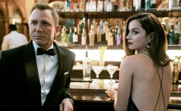 Salen a subasta artículos de la saga de James Bond: trajes, vestidos, libros y más