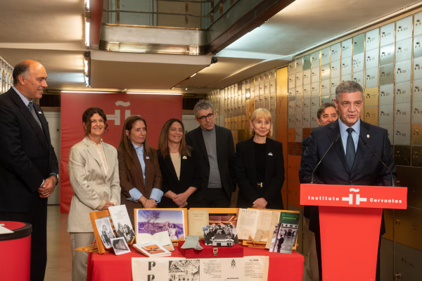 Una cámara de fotos, libros y hasta una corbata de gala: el Instituto Cervantes recibió objetos de Borges y María Kodama
