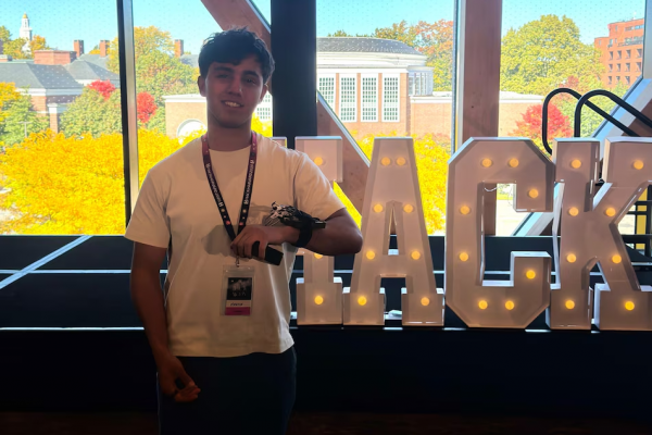 Un estudiante argentino fue premiado en Harvard por crear un dispositivo con IA que orienta a personas ciegas: «Estoy en shock»