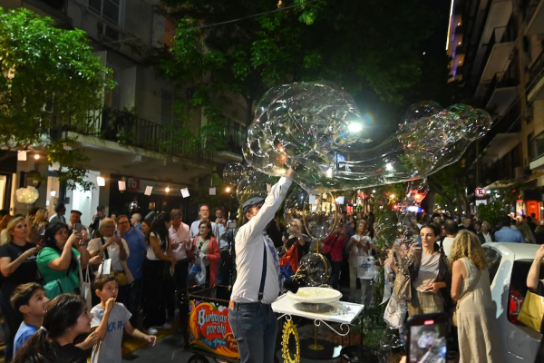 La Noche del Diseño: arte, música y más de 90 locales en el Distrito Arenales
