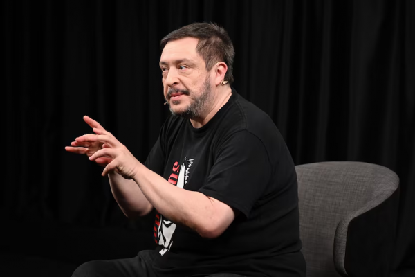 Hernán Casciari denunciado por estafa: qué dice la letra chica de sus “términos y condiciones” para invertir en dólares